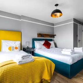 Bild von Bob W London Earl's Court Warwick Road