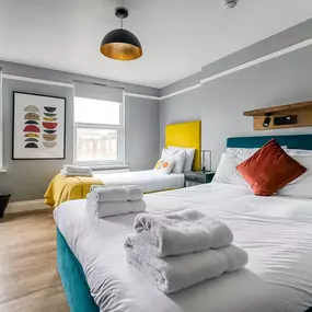 Bild von Bob W London Earl's Court Warwick Road
