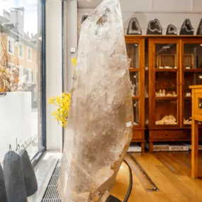 Grand quartz de 1 mètre à la boutique de minéraux de Thonon