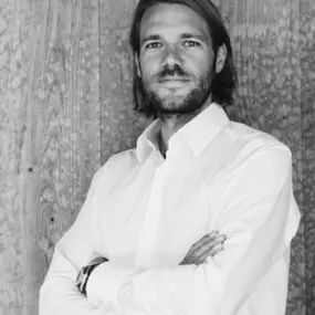 Marco Alberti ist seit über zehn Jahren geschäftsführender Gesellschafter bei MURAKAMY, was aus der 2001 gegründeten Internet Agentur Stylomat hervor ging. Er studierte Betriebswirtschaft mit der Fachrichtung Medienwirtschaft. Seither berät er Kunden in Bezug auf Internet, Management und Marketing und setzt Ideen in die Tat um. Ein starkes Interesse für das Neue prägten seinen Weg, auf dem er einiges ausprobierte. Sogar ein eigenes Restaurant gehörte dazu. Doch die Leidenschaft führt ihn immer w