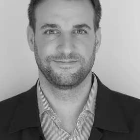Dusan Tadic ist Vision, Strategy & OKR Berater bei Murakamy. Nach seinem Master hat er in den vergangenen sieben Jahren die Jobplattform Instaffo mit aufgebaut. Als Geschäftsführer hat er unter Anwendung von OKRs den gesamten operativen Bereich verantwortet und skaliert. Inspiriert von der Freude an Neuem und den damit verbundenen Potenzialen, hat sich sein Interesse für sinnstiftende Lebens-, Unternehmens- und Führungsformen entwickelt. Agile, antifragile und profitable Unternehmen aufzubauen, 