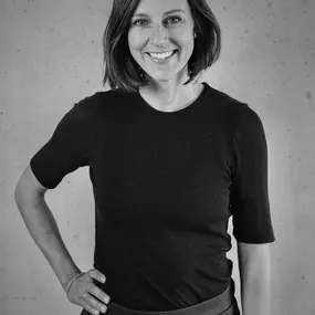 Laura Fritzsche ist OKR Coach und vereint Finance & HR Perspektive eines DAX Konzerns mit agilem Mindset und ganzheitlicher Führung. Ihre Karriere startete sie im Finance Department von ProSiebenSat.1, verantwortete konzernübergreifende Finance-, sowie HR- Projekte und hat zuletzt in der Tech Organisation ein agiles Mindset vermittelt. Sie ist ausgebildeter Agile Coach, Scrum Master, OKR Champion und systemische Organisationsberaterin. An Herausforderungen zu wachsen und andere zu inspirieren tr