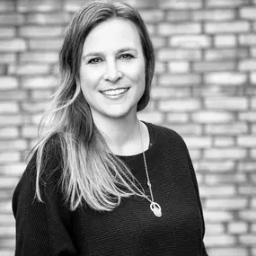 Anika Keller führt seit 2019 die Interviews für den Blog von Murakamy. Nach ihrer journalistischen Ausbildung in München startete sie 2003 als Redakteurin im Print-Bereich. 2008 wechselte sie die Seiten und war ein Jahr lang als PR-Managerin tätig. Danach machte sie sich als Journalistin selbstständig. Während ihrer Laufbahn in der Medien-Branche interviewte sie zahlreiche nationale und internationale Persönlichkeiten. Für unseren Blog entlockt sie Kunden ihre Erfahrungen bei der Implementierung