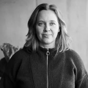 Luisa Lazarovici ist seit 2022 als Public und Customer Relations Managerin bei Murakamy tätig. Nach ihrem Studium der Theaterwissenschaften in München arbeitete sie einige Jahre als PR Managerin im Bereich Kino und Home Entertainment. Bei Murakamy kümmert sie sich vor allem um die Koordination der unterschiedlichen Podcast-Formate, Interviews und Veranstaltungen und steht zudem der Murakamy Community bei Fragen immer gerne zur Verfügung. Privat ist sie dem Theater und dem Kino immer treu geblieb