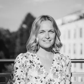 Moni Tartler ist seit 2018 Teil der Murakamy-Family. Nach 10 Jahren und verschiedenen Stationen in der Sport- und Outdoorbranche und mehrjähriger Tätigkeit in der Medienbranche verantwortet sie bei Murakamy das Community & Office Management. Privat ist sie gerne mit dem Rennrad in den Bergen oder auf ihrem Surfbrett auf den Wellen dieser Welt unterwegs.
