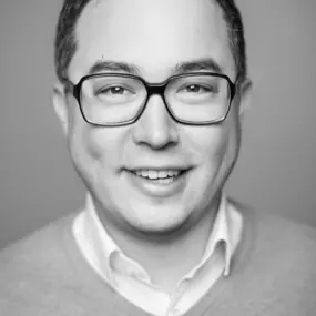 Hardy Trenschok ist seit 2018 OKR Coach und Berater bei Murakamy. Er hat sein Diplom als Kaufmann und sein Studium der Betriebswirtschaftslehre an der Johannes Gutenberg-Universität 2007 abgeschlossen. Sein Beratungsfokus sind die Themen strategisches Marketing, Geschäftsmodelloptimierung und die Entwicklung von Firmenleitbildern. Privat ist er Fan von Mainz 05, spielt gerne Doppelkopf und kennt sich beim Thema „Gin Tonic“ ganz gut aus.