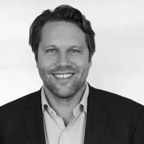 Christian Damke ist seit 2018 OKR Coach und Berater bei Murakamy. Er studierte Volkswirtschaftslehre an der Brunel University in London, arbeitete als Entwicklungshelfer in Honduras und anschließend mehrere Jahre in verschiedenen Unternehmensberatungen. Nach seinem MBA an der IESE Business School in Barcelona nahm er am Bertelsmann Entrepreneurs Programm teil und begleitet den Transformationsprozess in der Medienindustrie. Er gründete 2010 Skoobe, ein Spotify für Bücher finanziert von Holtzbrinc