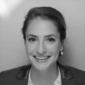 Ilka von Platen-Hallermund ist seit 2018 OKR Coach bei Murakamy. Mit einem akademischen Hintergrund in Organisations-Psychologie nutzt sie ihr Wissen, um die Strategien und Bedürfnisse der Menschen in einer Organisation auszurichten. Ihre Wurzeln liegen in Kanada, wo auch ihr beruflicher Weg in Vancouvers schnelllebiger Startup-Szene begonnen hat. Dort begleitete sie vor allem “hyper-growth-startups” mit Entwicklungsprogrammen für Mitarbeiter, Teams und Führungskräfte. Mit familiären Wurzeln in 