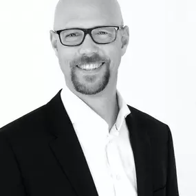 David Kaspar ist OKR Coach und Berater bei MURAKAMY für die Schweiz. Als ehemaliger Wirtschaftsjurist, Gründer einer Beratungsagentur und Mitinhaber eines Startups bringt er 15 Jahre Erfahrung in Entrepreneurship und Business Transformation mit. Er kennt die Zusammenarbeit mit grösseren Konzernen, mittelständigen Firmen und Start-ups aus so unterschiedlichen Branchen wie Industrie, Pharmazie, IT, Versicherungen, Banken, Kultur und Medien. Was ihn täglich inspiriert ist «Entwicklung zu erleben». 