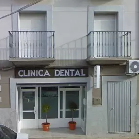 clinica-dental-plaza-moron-fachada-01.jpg