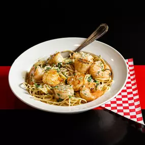 Shrimp and scallop pasta from Bambinelli’s Pizza & Pasta, a go-to spot for pasta in Atlanta. Fresh seafood over spaghetti in creamy garlic sauce makes this a must-try for those searching pasta near me or top Italian restaurants in Atlanta.