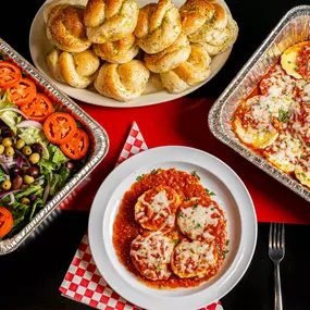 Cheese ravioli, garlic knots, and fresh salad from Bambinelli’s Pizza & Pasta—your go-to for Italian restaurants in Atlanta. Perfect for catering or a hearty dine-in meal. A must for anyone searching pasta near me or pasta in Atlanta.