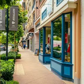 Close proximity to nearby shopping and dining