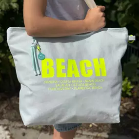 Canenya - Raumdesign für Kinder Stylische Strandtasche mit neongelbem Schriftzug, ideal für Strand, Freizeit oder Shopping. Hochwertig verarbeitet und geräumig – ein handgemachtes Accessoire, das praktischen Nutzen mit modernem Design verbindet.