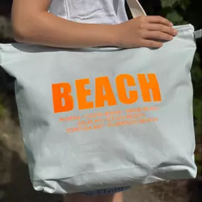 Canenya - Raumdesign für Kinder Große Strandtasche mit neonorangefarbenem Aufdruck, perfekt für Sommer, Urlaub und Alltag. Nachhaltig gefertigt, bietet sie viel Platz für Handtücher, Accessoires und Einkäufe. Ein echter Hingucker für Strand und Stadt.