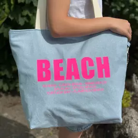 Canenya - Raumdesign für Kinder Trendige Strandtasche mit pinkem Schriftzug, robust und modisch zugleich. Handmade Design aus Hamburg, vielseitig für Strand, Shopping oder Freizeit nutzbar. Geräumig, praktisch und ein besonderes Accessoire.
