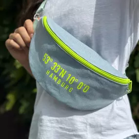 Canenya - Raumdesign für Kinder Praktische Bauchtasche mit neongelbem Reißverschluss und Hamburg-Koordinaten. Perfekt für unterwegs, handgemacht und langlebig. Stylisches Accessoire für Reisen, Freizeit und den urbanen Alltag.