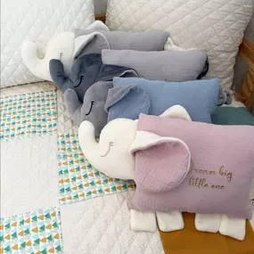 Canenya - Raumdesign für Kinder Personalisierbares Plüschkissen in Elefantenform, liebevoll handgefertigt. Ideal zum Kuscheln, Schlafen oder als besondere Geschenkidee. Nachhaltig hergestellt und ein dekoratives Highlight fürs Kinderzimmer.