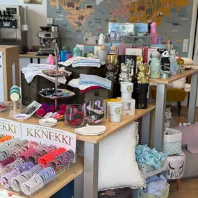 Canenya - Raumdesign für Kinder Besondere Geschenkartikel für Kinder: Poster, Deko und Accessoires. Handgefertigt, nachhaltig und stilvoll. Perfekt als Geschenk zur Geburt, zum Geburtstag oder für ein liebevoll gestaltetes Kinderzimmer.