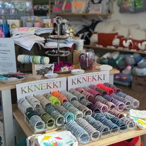 Canenya - Raumdesign für Kinder Entdecke die große Auswahl an KKNEKKI Haarbändern in verschiedenen Farben – perfekt als Accessoire und Geschenkidee in Hamburg