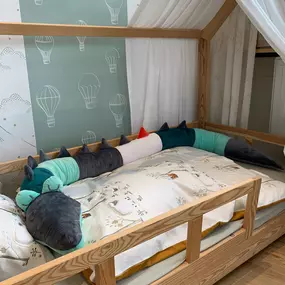 Canenya - Raumdesign für Kinder Liebevoll gefertigte Bettschlange in Drachenform, handgemacht für das Kinderzimmer in Hamburg