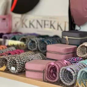 Canenya - Raumdesign für Kinder Farbige KKNEKKI Armbänder mit praktischen Schmuckboxen, stilvolle Accessoires für Kinder und Erwachsene