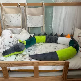 Canenya - Raumdesign für Kinder Handgefertigte Bettschlange Drache in Grün und Grau, dekorativ und kuschelig für das Kinderzimmer in Hamburg