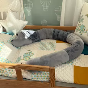 Canenya - Raumdesign für Kinder Handgefertigte graue Bettschlange auf bunter Kinderbettwäsche mit Elefantenmotiv – dekoratives Wohnaccessoire fürs Kinderzimmer in Hamburg-Stellingen.