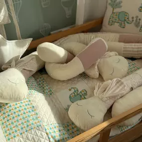 Canenya - Raumdesign für Kinder Zarte Bettschlange in Hasenform mit weichen Stoffen in Rosé- und Cremetönen – handgefertigtes Detail für stilvolle Kinderzimmer in Hamburg-Stellingen.