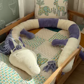 Canenya - Raumdesign für Kinder Handgefertigte Bettschlange in Einhornoptik mit lila und cremefarbenen Stoffen – liebevoll gestaltetes Wohnaccessoire für Kinderzimmer in Hamburg-Stellingen.