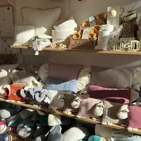 Canenya - Raumdesign für Kinder Regal voller handgemachter Kuscheltiere, Kissen und Accessoires – einzigartige Geschenkideen und Textilien für Kinderzimmer in Hamburg-Stellingen.