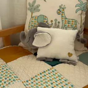 Canenya - Raumdesign für Kinder Handgefertigtes Elefantenkissen auf farbenfroher Kinderbettwäsche – liebevolles Detail für kreative Kinderzimmergestaltung in Hamburg-Stellingen.