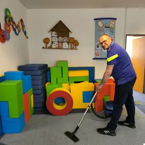 Ein Reinigungskraft sorgt für Sauberkeit im Spielzimmer in Düsseldorf. Durch die gründliche Pflege und spezielle Techniken wird ein hygienischer Raum für Kinder geschaffen.