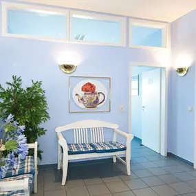 Wartebereich im Kinderwunschzentrum Erlangen mit liebevoller Gestaltung und beruhigenden Farben.