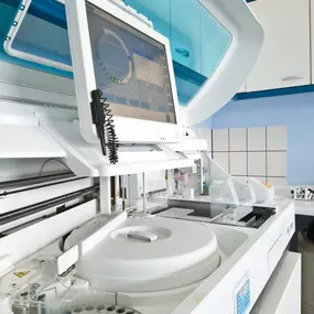 Modernes Analysegerät im Labor des Kinderwunschzentrums Erlangen für präzise Diagnostik bei Kinderwunschbehandlungen.