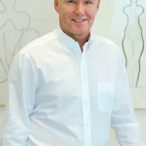 Dr. Jan van Uem, Gründer und Leiter des Kinderwunschzentrums Erlangen, im Porträt.