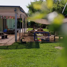 Das Außengelände der Kita Kinderarche bietet vielfältige Spielmöglichkeiten durch verschiedene Spielgeräte und einen liebevoll gestalteten Garten. Die Krippenkinder haben einen eigenen Bereich im Garten