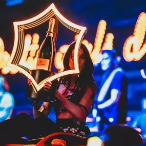 Bild von Dierks Bentley's Whiskey Row Gilbert