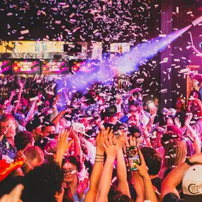 Bild von Dierks Bentley's Whiskey Row Gilbert