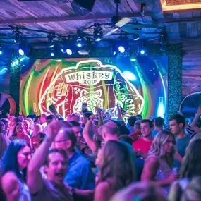 Bild von Dierks Bentley's Whiskey Row Gilbert