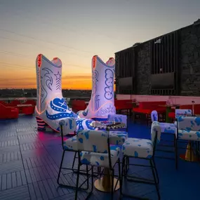 Nashville nights are made for rooftop lounges, glowing city lights, and unforgettable conversations under the stars.
