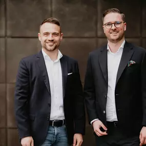 Robin Hilgert und Benedikt Pistono leiten das Sachverständigenbüro H+P in Koblenz – Experten für Immobiliengutachten, Makler-Services und Kaufberatung.