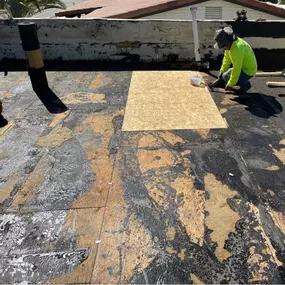 Flat Roof Wood Replacement by Universal Roofing LLC in Tucson, AZ
Universal Roofing LLC completed a flat roof wood decking replacement for this Tucson home after discovering severe water damage beneath the old roofing membrane. Our crew removed all compromised plywood, reinforced the structure, and installed new sheathing to ensure a solid foundation for a long-lasting roof system. This critical step prevents future leaks and structural issues—especially important in monsoon-prone areas like Tuc