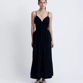 vestido_negro_largo_escote_1.jpg