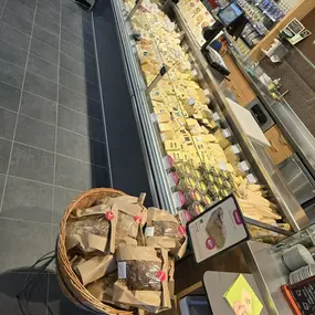 Käsetheke des Denns BioMarkt Ingelheim