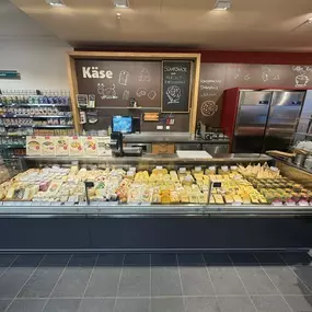 Käsetheke im Denns BioMarkt Ingelheim