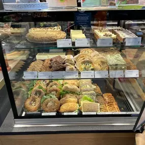Backtheke des Denns BioMarkt Ingelheim mit belegten Brötchen