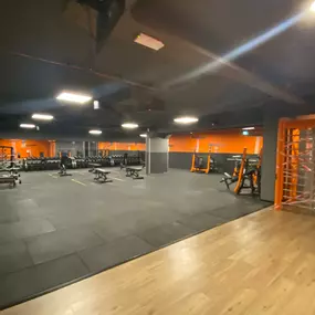 Basic-Fit Tilburg Heuvel 24/7 - free weight zone