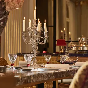 Vue de la table en marbre dressée du Jean Imbert au Plaza Athénée, Paris