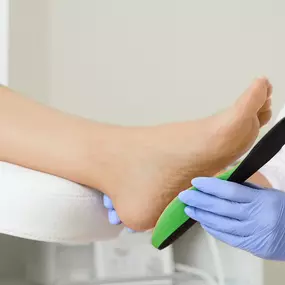 We vervaardigen de zolen digitaal, er wordt een driedimensionale scan van beide voeten gemaakt. Er wordt een individueel zolenplan opgesteld wat gebaseerd is op de uitkomsten van het onderzoek wat gedaan is. Zo krijgt u speciaal voor u op maat gemaakte zolen.